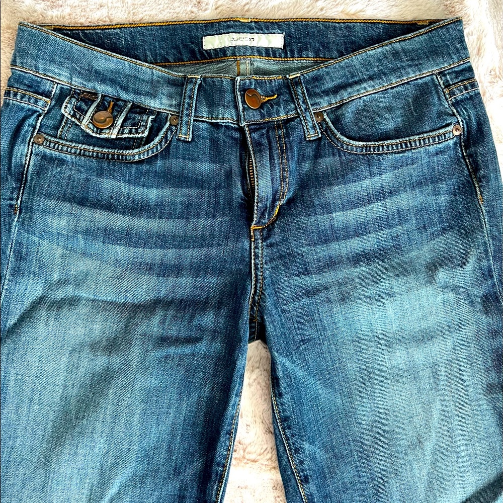 Joes Jeans blue jeans with cute pocket button detail.